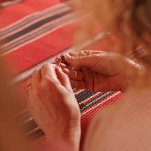 מכינים צמידים מדבריים מחוטים