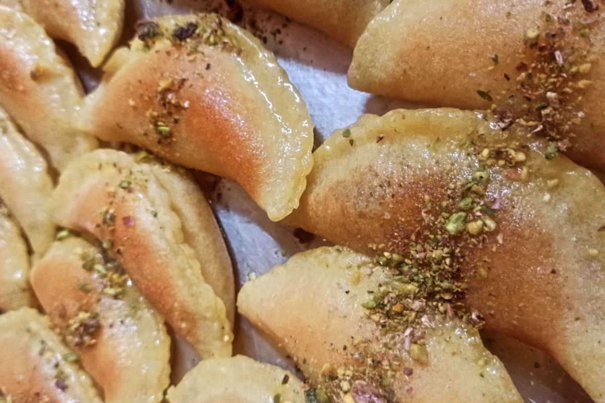 קאטייף זהוב עם סירופ ופיסטוקים קצוצים