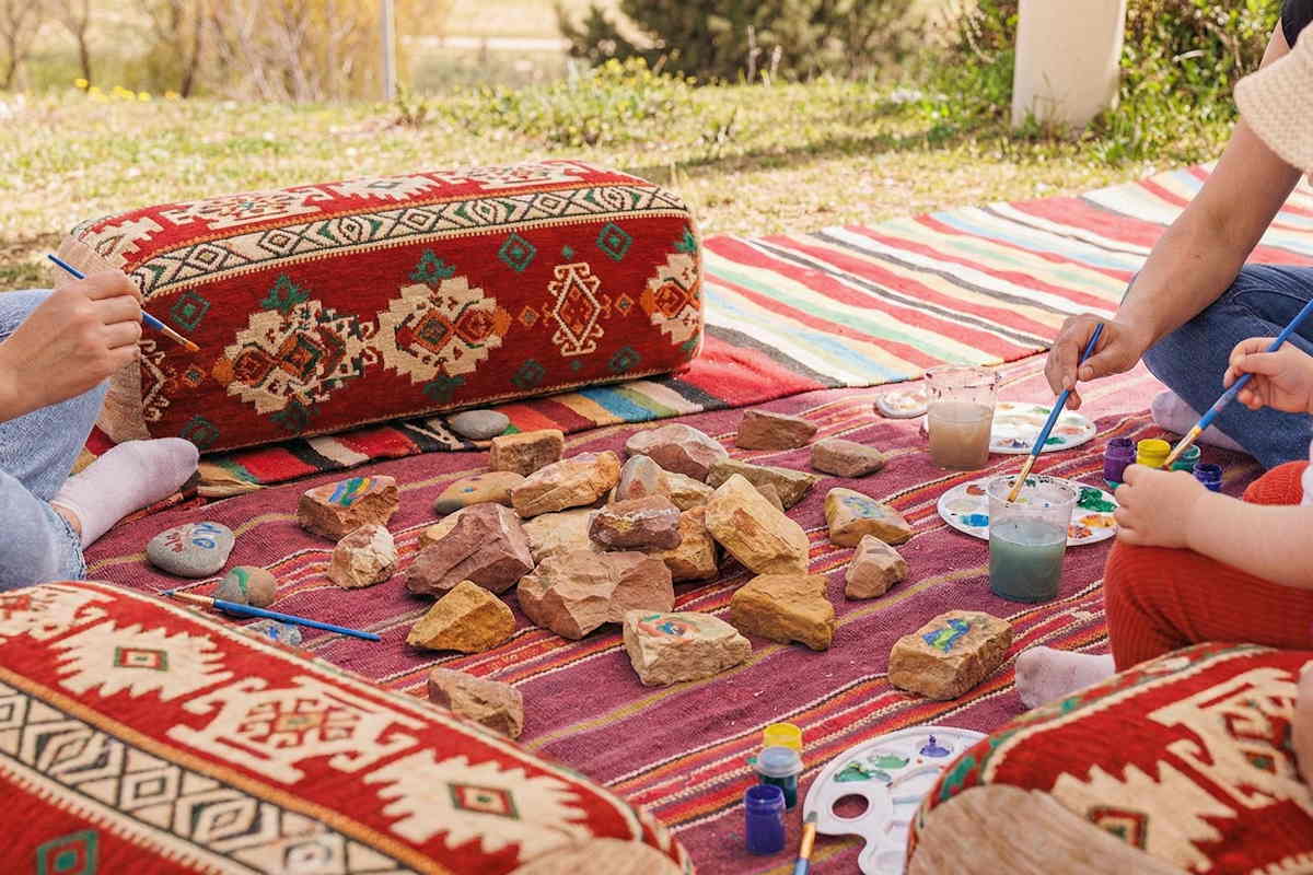 ציור על אבנים במדבר