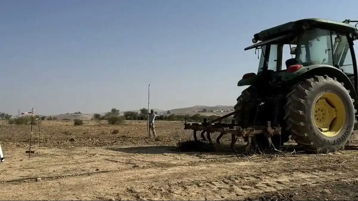 זורעים בתקווה: יהודים ובדואים חורשים יחד את האדמה בוואדי עתיר
